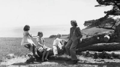 Daphne du Maurier and her children, c1940s