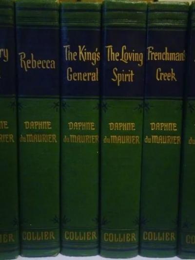 DduMSNA row of books with green covers