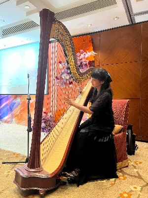 Eva Leung playing her harp